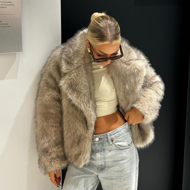 Streetwear Girl Brand - Veste en fausse fourrure dégradée chic